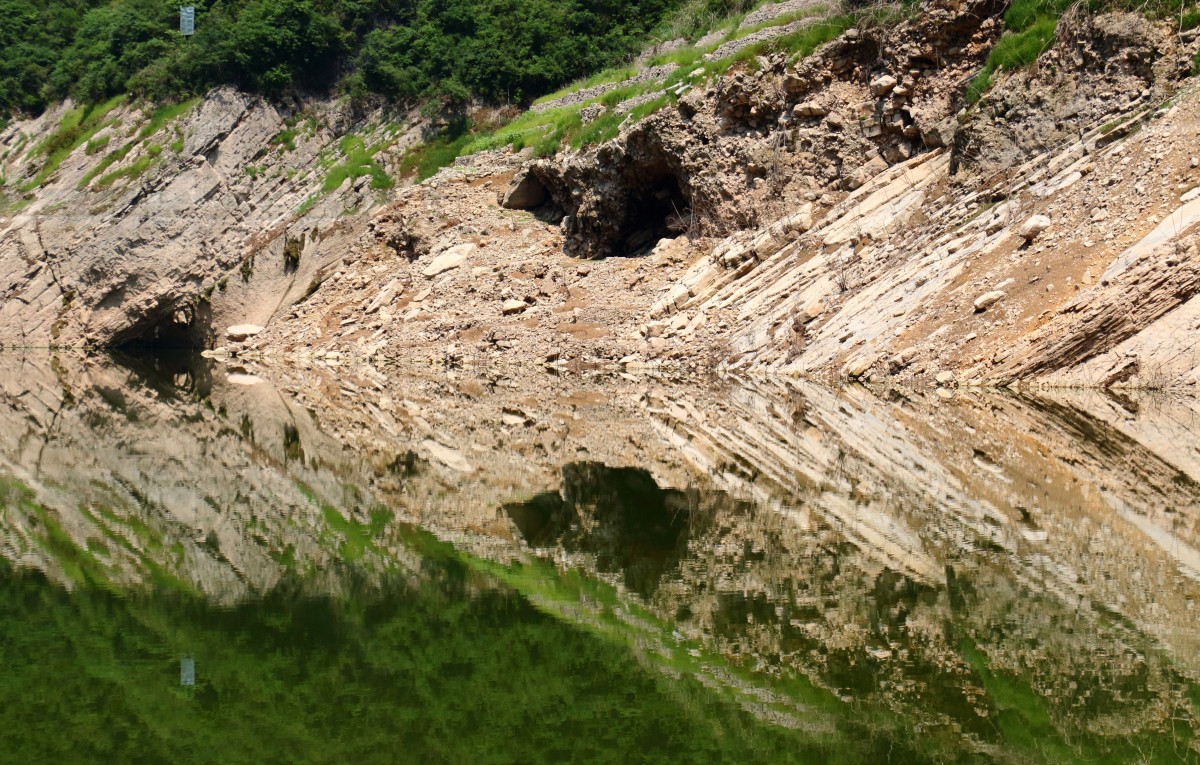 Wasserspiegelung in der Qutang-Schlucht - einem Seitenarm des Jangtze (aufgenommen im Juni 2013)