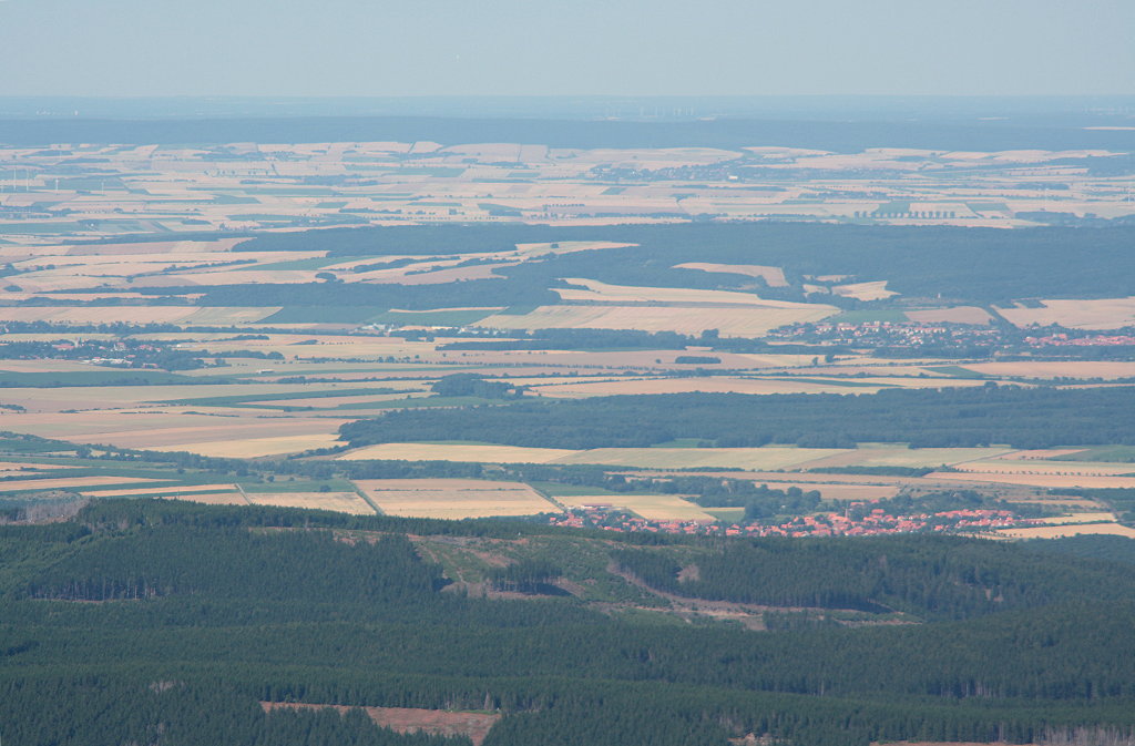 Weite Sicht vom Brocken am Nachmittag des 21.07.2013 Richtung Norden: Rechts unten am Harzrand liegt Stapelburg, oben unter dem Horizont der langgestreckte Hhenzug Elm; dahinter drfte die Sicht ca. 120 - 140 km weit gehen...