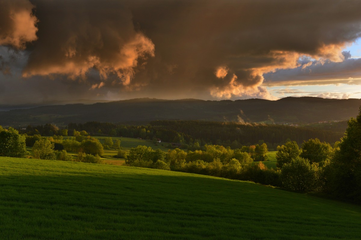 Weltuntergangsstimmung im Bayerischen Wald (Bild 1): die letzten Minuten vor einem starken Gewitter mit Hagel am 11.05.2014.