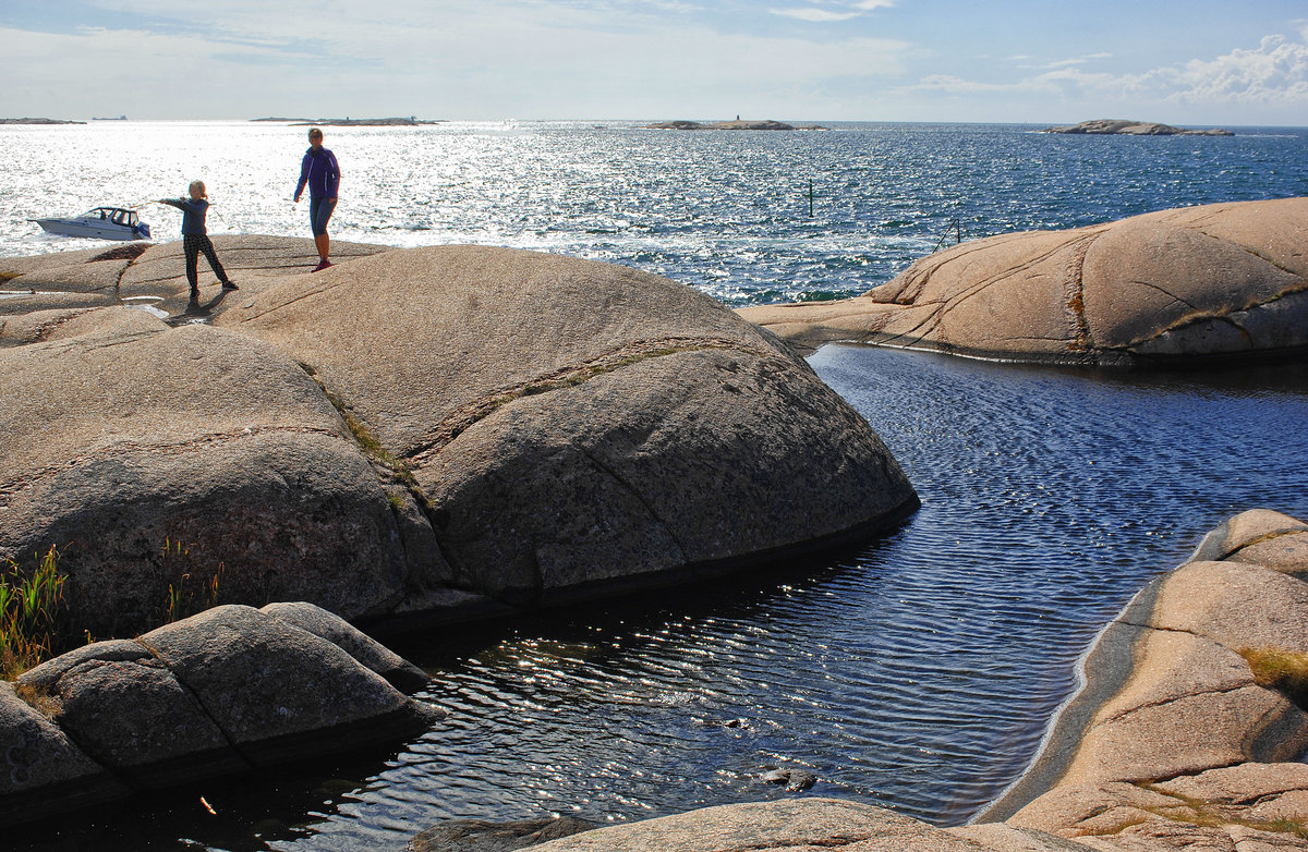 Westlich von Lysekil liegt das Naturschutzgebiet Stångehuvud. Schären sind eine Besonderheit der schwedischen Küsten. Eine Schäre (von schwedisch »skär«) ist eine kleine Felsinsel, die durch die Tätigkeit des Inlandeises entstand. Schären treten meist in Schwärmen auf (»Scherengärten«). Sie können wenige Quadratmeter bis einige Quadratkilometer groß sein und erheben sich selten mehr als 50 m über das Meer.

Aufnahme: 2. August 2017.