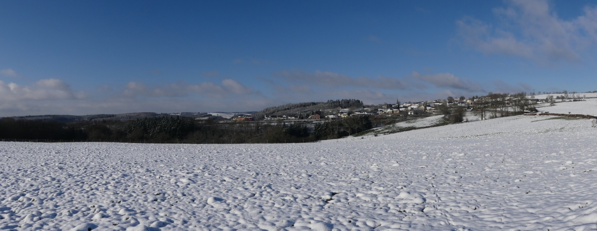Winterlandschaft im Norden von Luxemburg, (ca.420 m),
Blick über die Verschneite Berglandschaft in Richtung Munshausen. 09.01.2021 (Jeanny)
