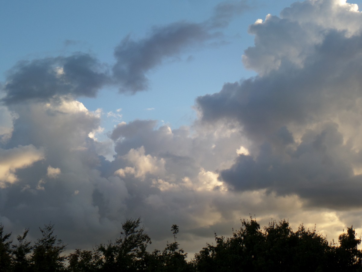 Wolken über dem Osten Hamburgs am 19.9.2015 /  