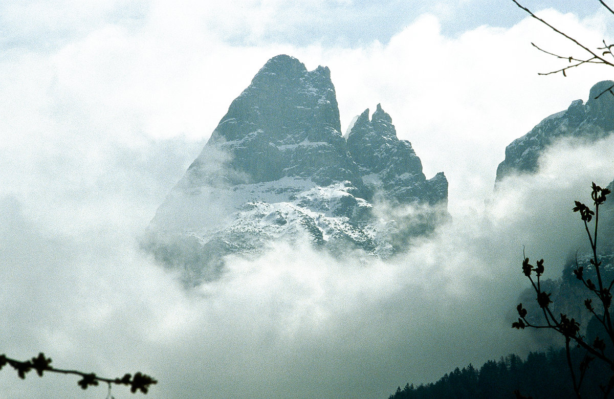 Wolken über den Dolomitten bei Seis am Schlern in Südtirol. Bild vom Dia. Aufnahme: April 2001.