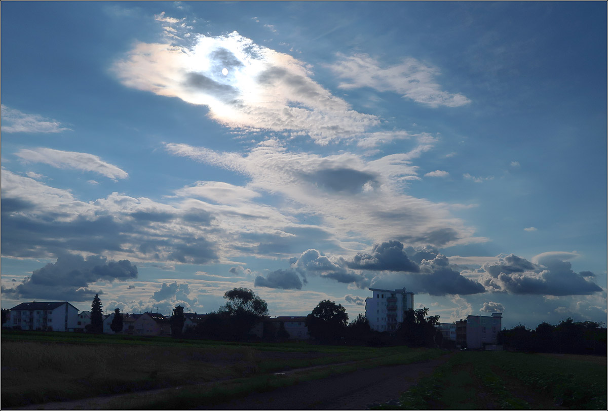 Wolkenbilder des Tiefs 'Bernd' - 

Wolken im Gegenlicht, darunter der nordöstliche Ortsrand von Kernen-Rommelshausen.

16.07.2021 (M)