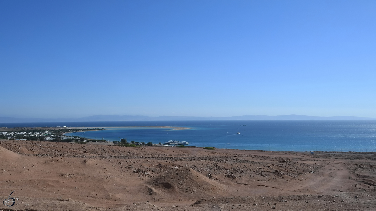 Wüste und Meer auf der Sinai-Halbinsel. (Dezember 2018)