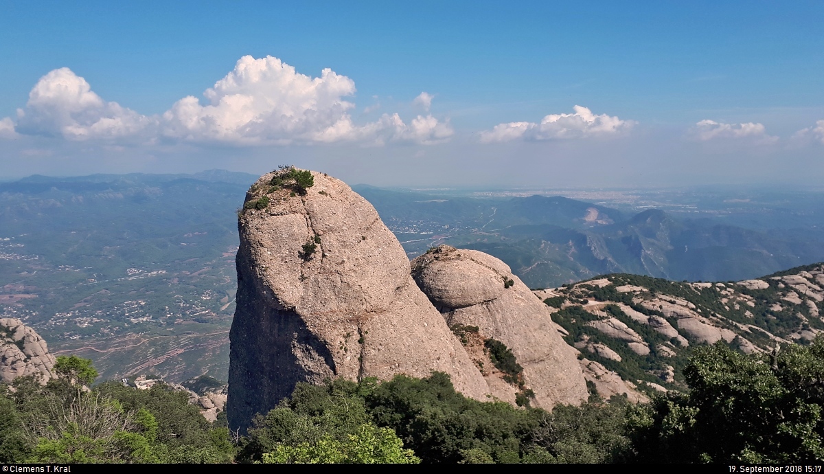Ziel der Wanderung erreicht:
Oben angekommen, bietet sich ein wunderbarer Blick vom Montserrat-Gebirge auf dessen fingerförmige Felsen und das hügelige Hinterland von Barcelona (E).
[19.9.2018 | 15:17 Uhr]