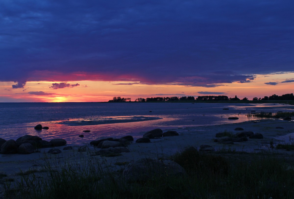 Zur blauen Stunde an der Ostee in Estland. Das Foto entstand gegen Mitternacht am 27.06.2014.