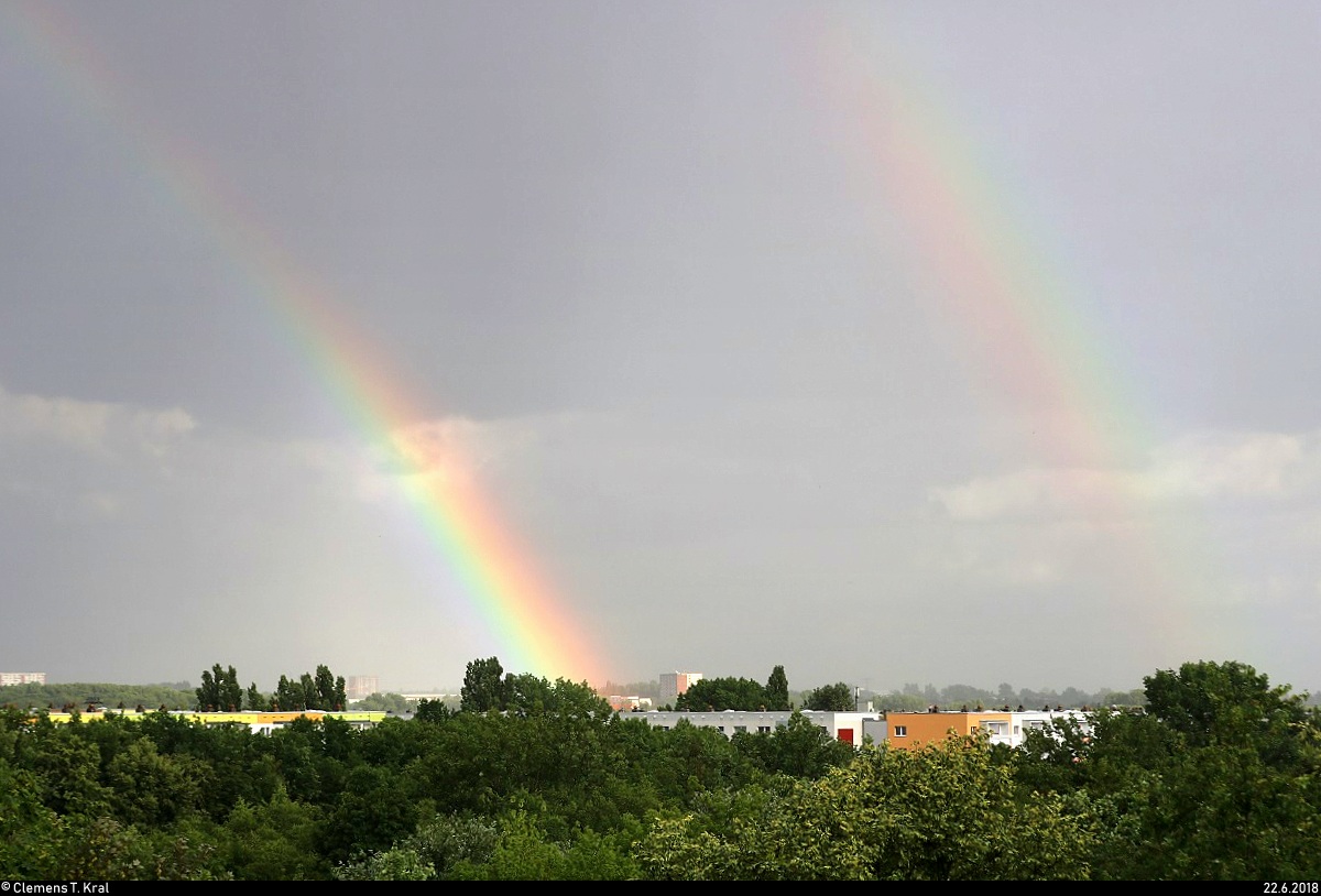 Zwei Regenbögen zeigen sich nach einem leider zu maßvollen Regenschauer über Halle-Neustadt. [22.6.2018 | 19:16 Uhr]