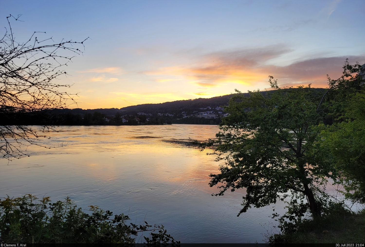 Hochrhein-Ufer nach Sonnenuntergang an der Minigolf-Anlage in Waldshut.

🕓 30.7.2023 | 21:04 Uhr