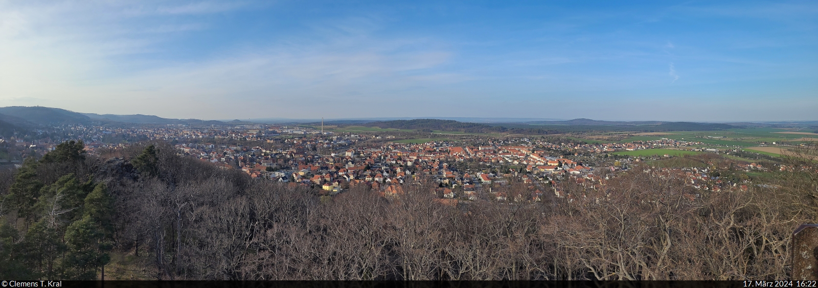 Panorama vom Großvaterfelsen an der Blankenburger Teufelsmauer ins nördliche Harzvorland. Unterhalb des Felsens liegt die Stempelstelle 76 der Harzer Wandernadel.

🕓 17.3.2024 | 16:22 Uhr