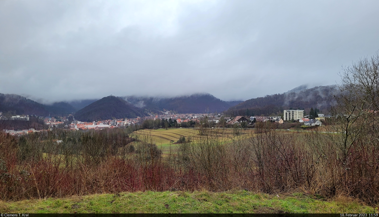 Wechselnde Sichtverhältnisse (2/3):
Nachdem sich der Schauer über Bad Lauterberg gelegt hat und die letzten Regenwolken weiterziehen, kann man vom Brockenblick viel besser auf die Stadt schauen.

🕓 18.2.2023 | 11:59 Uhr