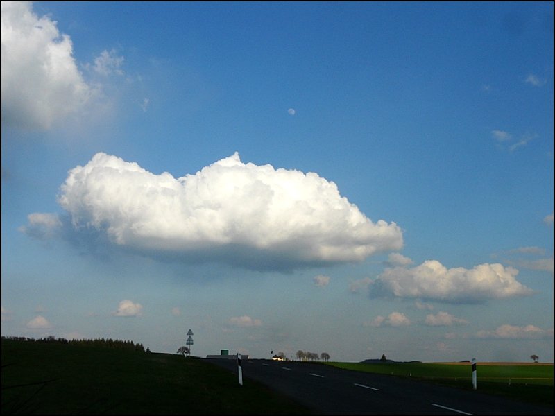 Als wre diese Wolke aus Watte! Bild aufgenommen zwischen Alscheid und Wilwerwiltz (Luxemburg) am 16.04.08.
