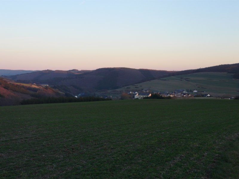 Am Abend des 17.12.07 habe ich dieses Foto von unserem Dorf (Erpeldange) bei einem Spaziergang nach Noertrange (Luxemburg) gemacht.