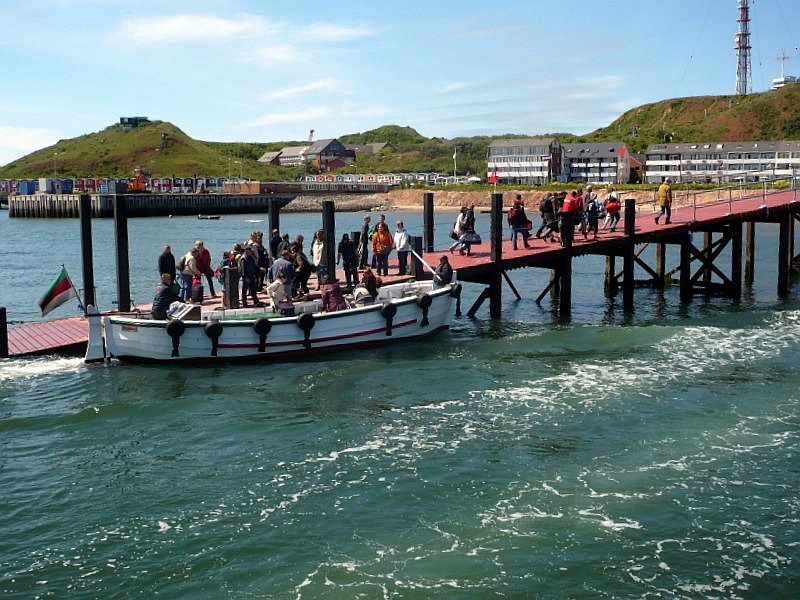 Ausbooten der Passagiere vom Festland mit diesen Motorbooten an der Landungsbrcke auf Helgoland am 16.05.2008