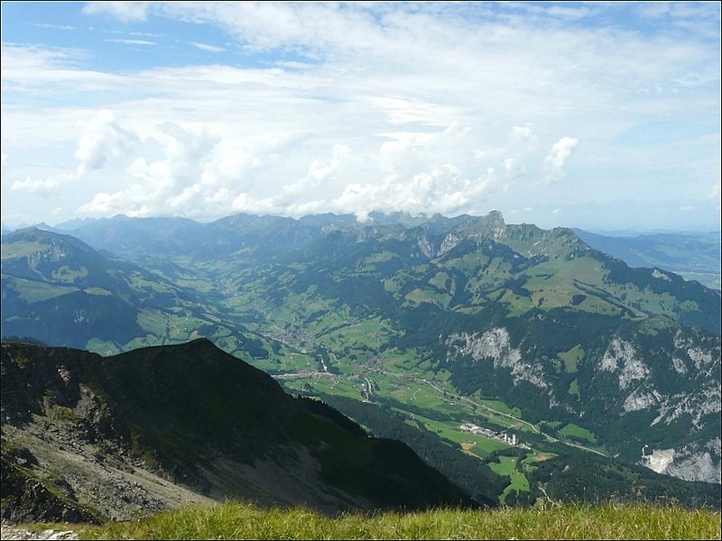 Aussicht ins Simmental von Niesen Kulm aus fotografiert am 29.07.08.
Am Horizont sieht man v.l.n.r.: Schopfenspitz (2104 m), Kaiseregg (2185 m), Scheibe (2151 m), Ochsen (2188 m), Gantrisch (2175 m), Stockhorn (2190 m) und Chaumont (1180 m). (Jeanny)