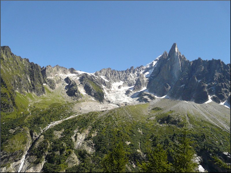 Aussicht von Montenvers auf die umliegenden Berge des Mont Blanc Massivs: v.r.n.l. Arrte des Flammes de Pierre, Les Drus (3754 m),  Aiguille Verte (4121 m) (verdeckt), Arrte des Grands Montets, Petite Verte (3508 m), Les Grands Montets (3297 m). 03.08.08 (Jeanny)  