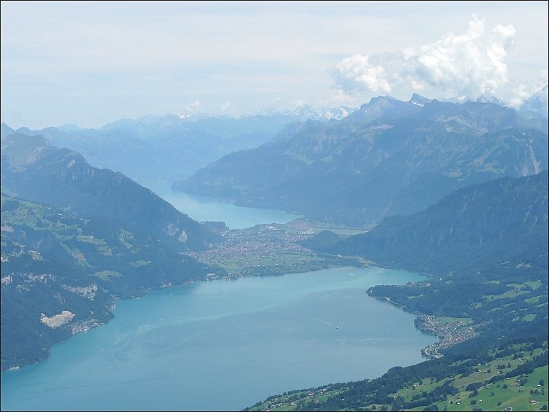 Aussicht vom Niesen auf den Thuner See, Interlaken und den Brienzer See. Am Horizont erkennt man v.l.n.r.: Brienzer Rothorn (2350 m), Brisen (2404 m), Wissigstock (2887 m), Titlis (3238 m), Wildgerst (2891 m) und Sustenhorn (3504 m). 29.07.08 (Jeanny) 