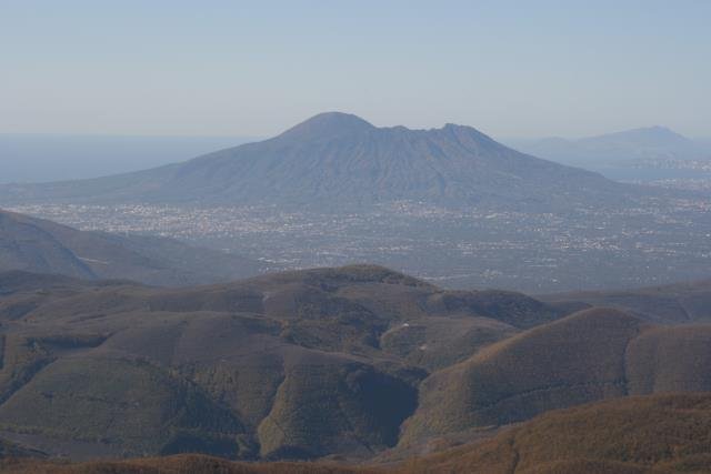 Blick vom 1.428m hohem Monte Vergine auf den Vesuv.
