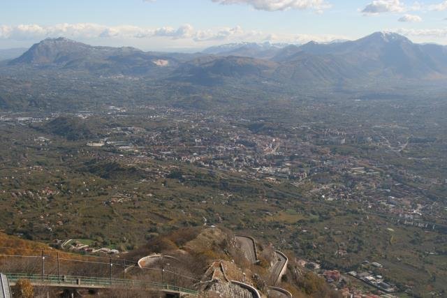 Blick auf Avellino vom Monte Vergine. Im Hintergrund sieht man die bis zu 1.800m hohen Berge vom Monti Picenti.