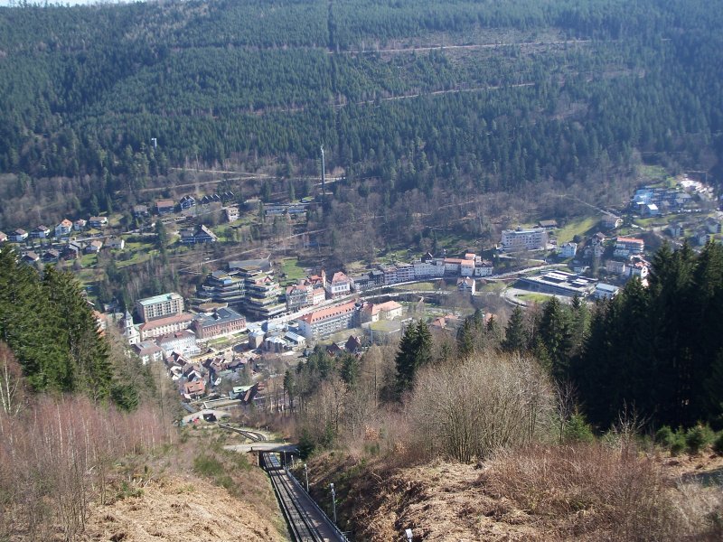 Blick auf Bad Wildbad (Wrttemberg) von der Ausichtsplatform der Sommerbergbahn. 