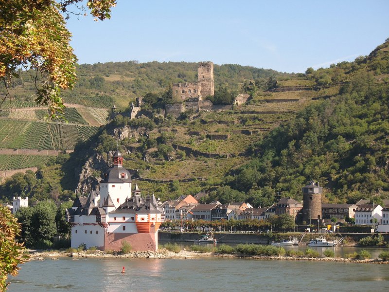 Blick auf Burg Pfalzgrafenstein im Rhein und auf Kaub am rechten Rheinufer.
( August 2007)
