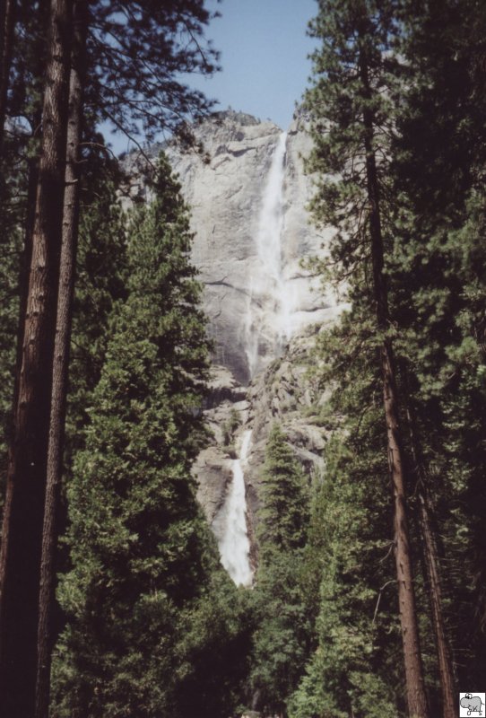 Blick auf die Yosemite Falls, den Upper (Oberen) und Lower (Unteren) Wasserfall in der nhe des Valley Visitor Center.
Die Aufnahme entstand am 25. Juli 2006. 