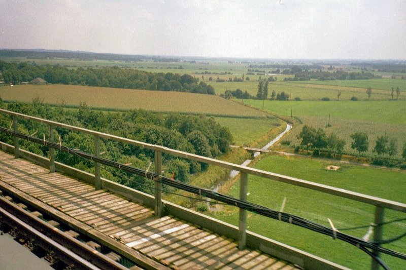 Blick aus dem fahrenden Zug auf der Hochbrcke ber den Nord-Ostsee-Kanal, 2005