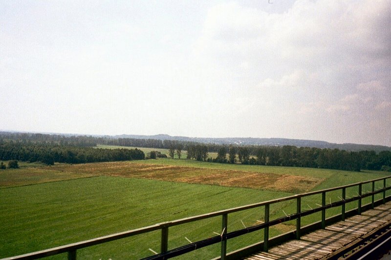 Blick von der Eisenbahnbrcke ber den Nord-Ostsee-Kanal, Foto aus dem fahrenden Zug 2005