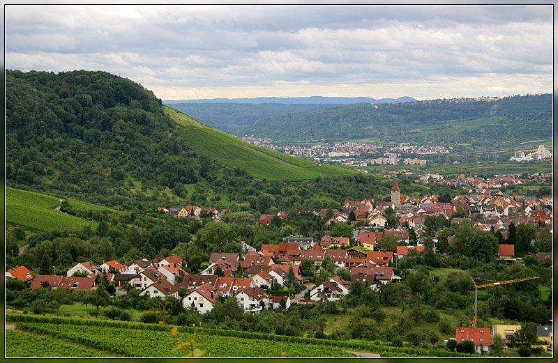Blick vom Korber Kopf auf den Ortsteil Steinreinach der Gemeinde Korb. Der steile Berg links ist der Kleinheppacher Kopf, dahinter blickt man in Remstal mit dem Teilort Grunbach der Gemeinde Remshalen. Der Höhenzug im Hintergrund ist die Schwäbische Alb. 

24.07.2007 (M)