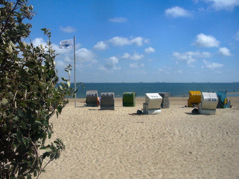 Blick vom Strand bei Wyk (Insel Fhr) zu den Haligen, Sommer 2003