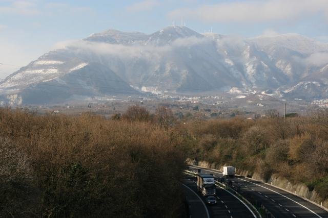 Blick ber die A 16 zum Monte Vergine bei Avellino.