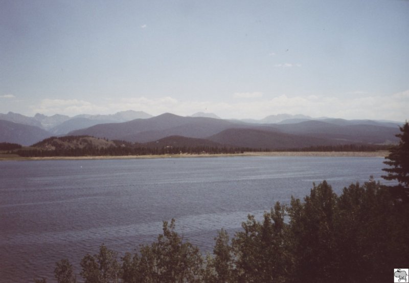 Blick ber den Lake Granby im Nordwesten von Colorado auf den Rocky Mountain National Park.
Die Aufnahme entstand am 15. Juli 2006.
