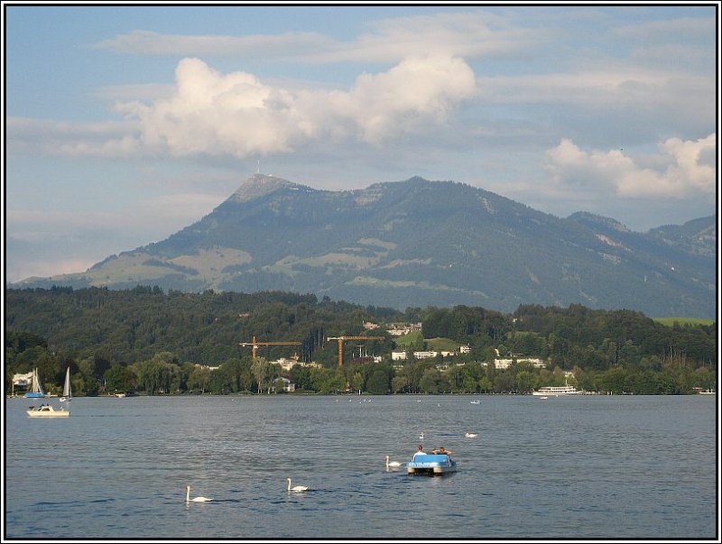 Blick ber den Vierwaldstttersee mit der Rigi im Hintergrund, aufgenommen am 22.07.2007 von der Seebrcke in Luzern aus.
