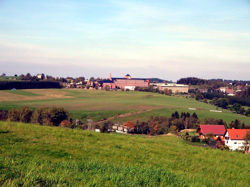 Blick ber´s Westerzgebirge, in der Mitte die Sttzengrner Brstenfabrik an der die Schmalspurbahn heute wieder vorrberfhrt, 08.10.06