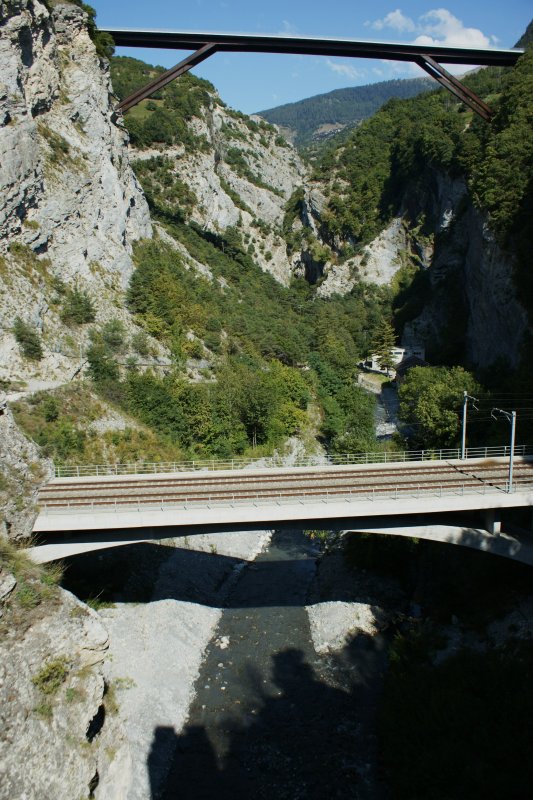 Brckenlandschaft ber der Dalaschlucht: Oben die Straenbrcke nach Varen, unten die zwischen zwei Tunneln eingeklemmte Bahnbrcke der Strecke Salgesch - Leuk. 
(Sept. 2008)