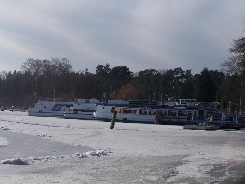 Dampfer am Ufer vom  Scharmtzelsee im Winter
Aufgenommen am 5 Februar 2009
