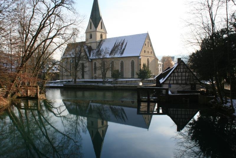 Das bendikterkloster Blaubeuren und die historische Hammerschmiede spiegeln sich im Blautopf; 29.11.2008