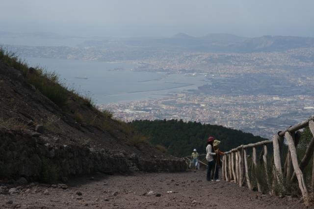 Der Aufstieg zum Gipfel mit Napoli im Hintergrund.