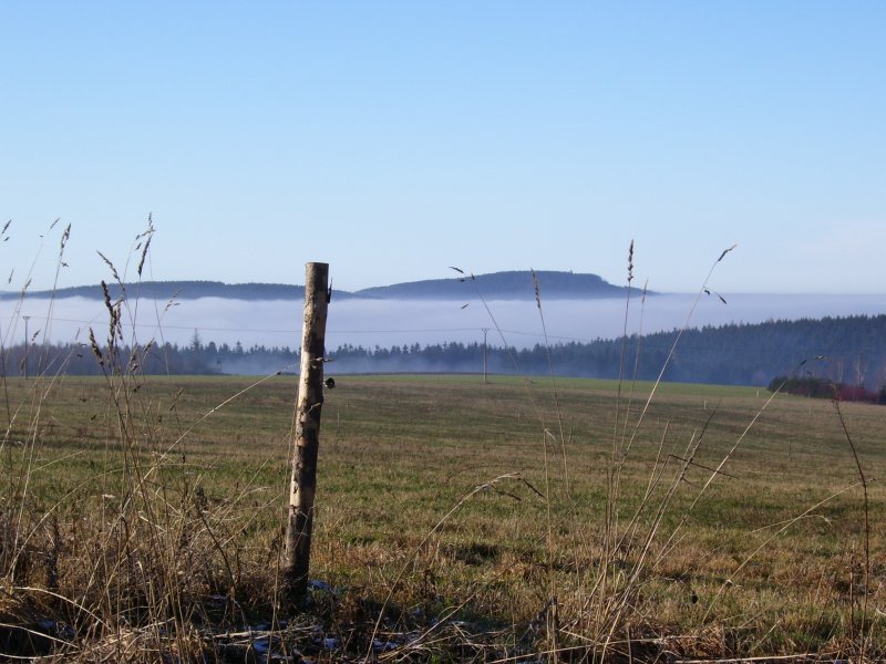Der Brestein im Winter 2006, das Sehmatal liegt komplett im Nebel.