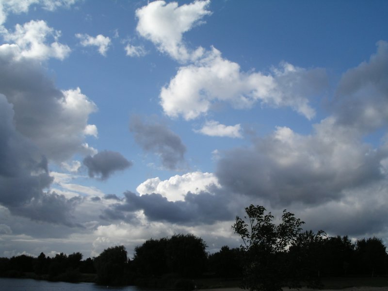 Der Himmel ber dem Aasee in Bocholt am 21.08.2004.