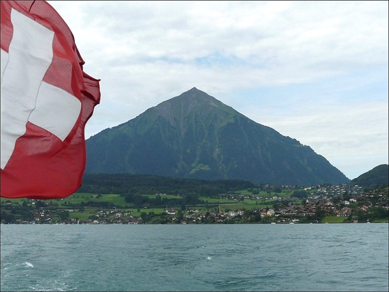 Der Niesen (2362 m) bei Spiez fotografiert am 29.07.08 vom Schiff auf dem Thuner See aus. (Jeanny)