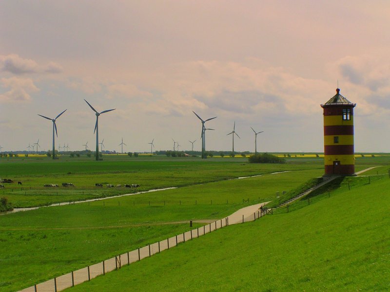 Der Pilsumer Leuchtturm und die Landschaft der Gemeinde Krummhrn am 14.05.2006