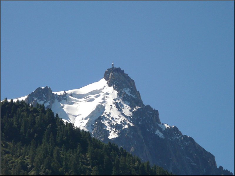 Die Bergstation mit Panorama Terrasse, Restaurant und Caf auf der Aiguille du Midi (3897 m) ist von Chamonix-Mont-Blanc aus mit einer Seilbahn zu erreichen. 03.08.08 (Jeanny) 