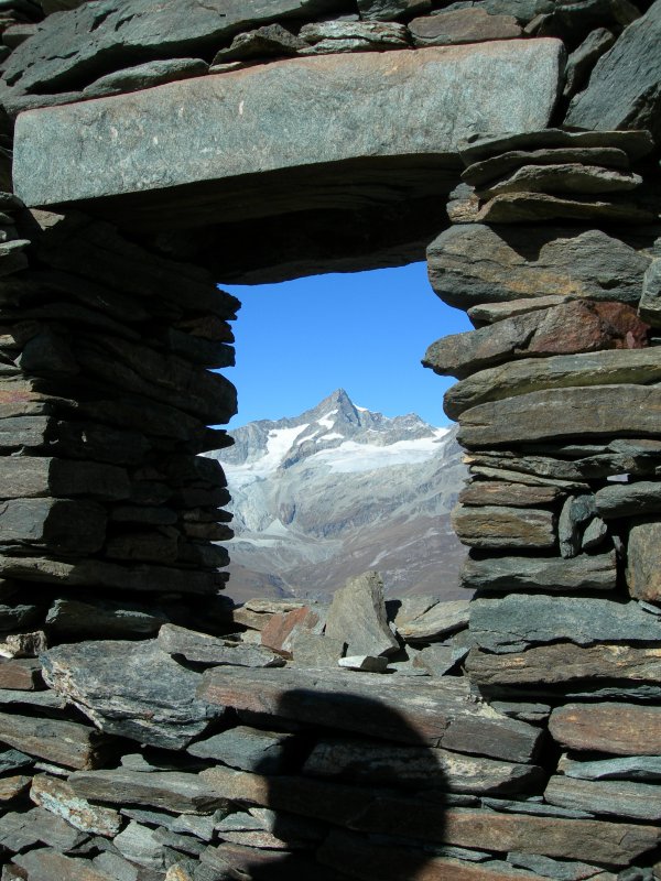 Die Ruine einer Htte auf fast 3000 mM oberhalb Zermatt bietet keine Schutz mehr, aber einen interessanten Ausblick
Okt. 2007