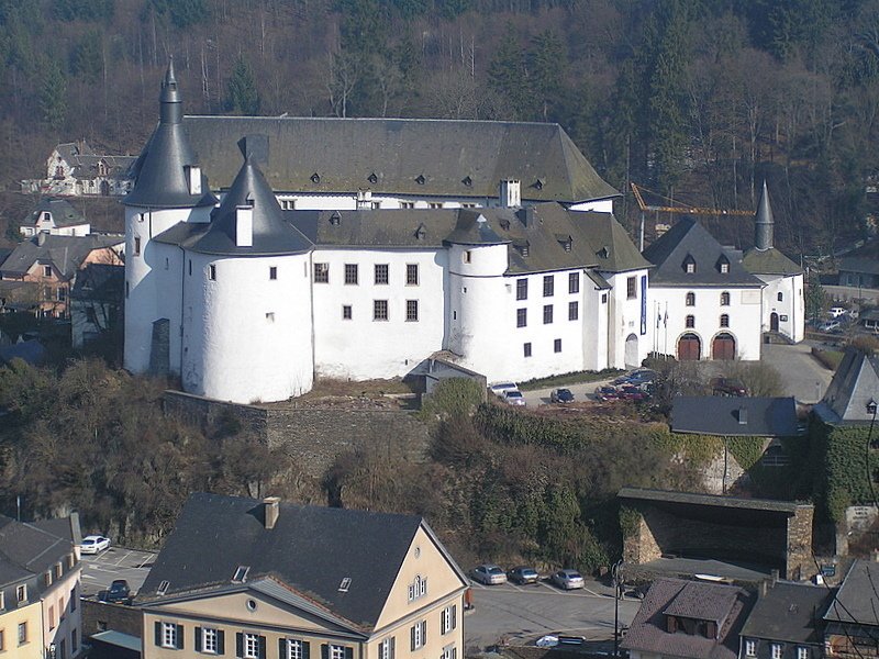 Die Schlossburg von Clervaux (Luxemburg) von der Strae nach Marnach aus fotografiert am 03.03.04. Seit 1994 ist hier der permanente Sitz der berhmten Fotoausstellung  The Family of Man  von Edward Steichen. Die Ausstellung wurde 2003 in das  Memory of the World Register  der UNESCO aufgenommen. 