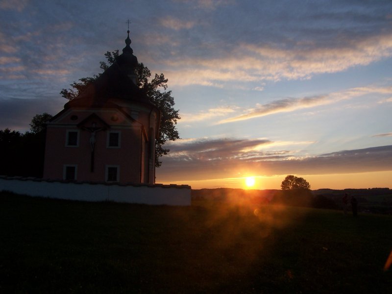 Die Sonne verschwindet hinter den Bergen vom Chiemgau, Sommer 2007