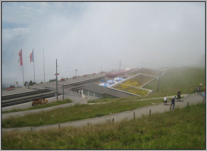Die Wolkenwand erreicht den Bahnhof auf der Rigi-Kulm. (20.07.2007)