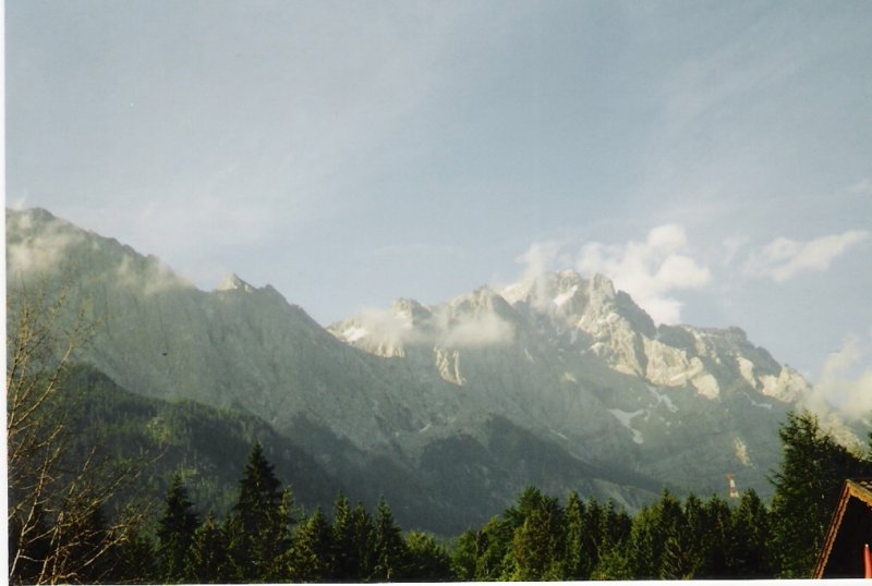 Die Zugspitze im Sommer 2005 von Grainau aus fotografiert
Wer genau hinsieht, sieht rechts unten im Bild die oberste Sttze der Eibsee-Seilbahn