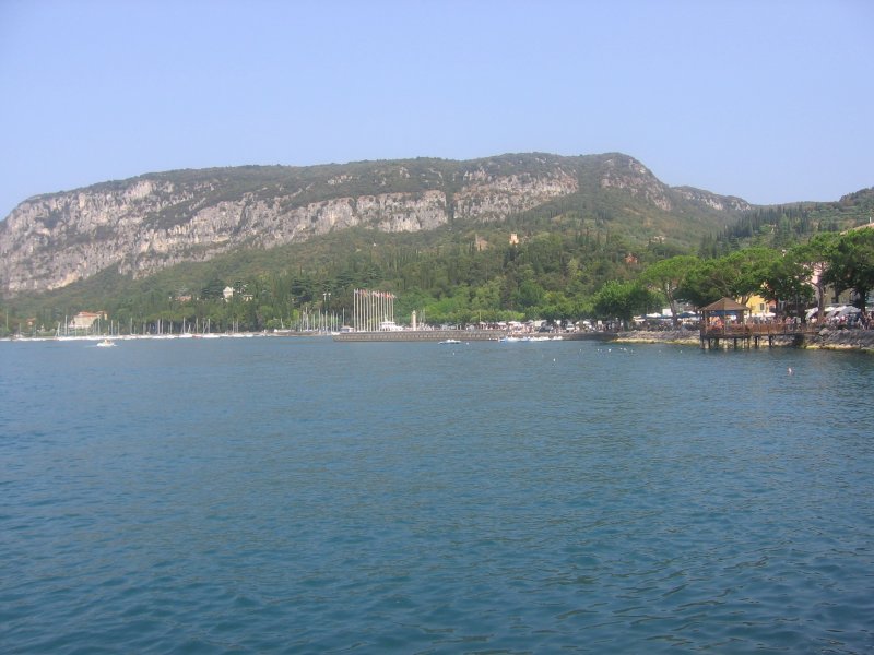 Ein Blick auf den Gardasee und die Bucht von Garda. Aufgenommen ist dieses Bild am 1. August 2006.