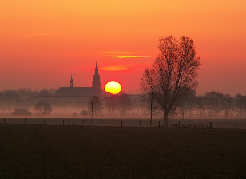 Ein wunderschner Morgen in Grefrath bei Krefeld. Hinter der Kirche in Oedt geht die Sonne auf. Das Foto stammt vom 14.04.2007